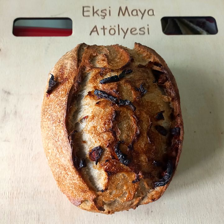 Kuru Domatesli Cevizli ekmeği – dış görünüş
